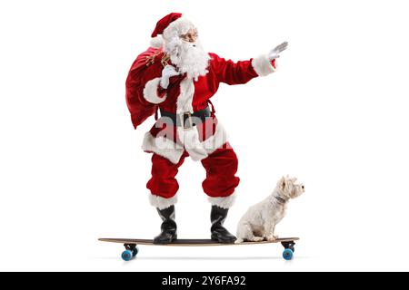 Weihnachtsmann mit einem Hund, der auf einem Longboard reitet und einen Sack auf weißem Hintergrund trägt Stockfoto