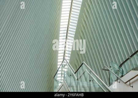 Oberlicht des Oculus Transportation Center an der Stelle des 9-ll Memorial in Manhattan, entworfen von Santiago Calatrava, New York City, NY, USA Stockfoto