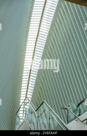 Oberlicht des Oculus Transportation Center an der Stelle des 9-ll Memorial in Manhattan, entworfen von Santiago Calatrava, New York City, NY, USA Stockfoto