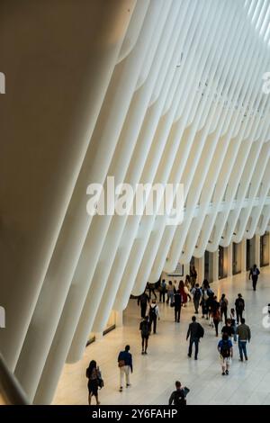 Oculus Transportation Center and Mall an der Stelle des 9-ll Memorial in Lower Manhattan, entworfen von Santiago Calatrava, New York City, NY, USA Stockfoto