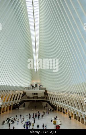 Oculus Transportation Center and Mall an der Stelle des 9-ll Memorial in Lower Manhattan, entworfen von Santiago Calatrava, New York City, NY, USA Stockfoto
