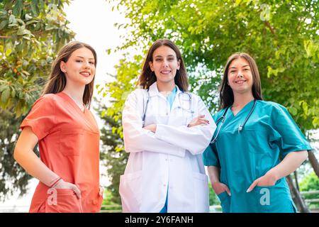 Personengruppe im Gesundheitswesen. Berufsarzt, der in der Krankenhauspraxis mit anderen Ärzten, Krankenschwester und Chirurgen arbeitet. Medizintechnisches Forschungsinstitut A Stockfoto