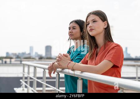 Porträt von zwei jungen weiblichen schönen Gesundheitsarbeitern, die eine entspannende Pause genießen Stockfoto