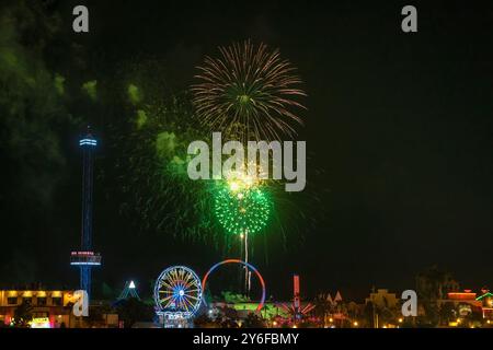 Kemah, Texas, USA - 21. Juni 2024: Sommerzeit jeden Freitagabend Feuerwerk am Kemah Boardwalk. Stockfoto