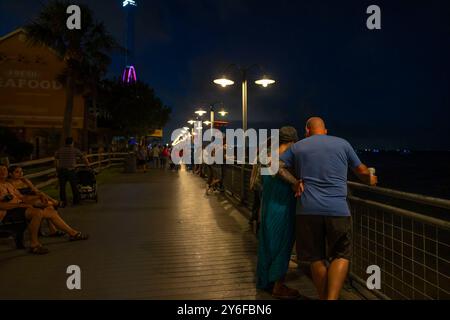 Kemah, Texas, USA - 21. Juni 2024: Abendszene entlang der Promenade. Stockfoto