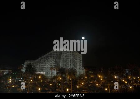 Kemah, Texas, USA – 21. Juni 2024: Hölzerne Achterbahn namens Bullett Stockfoto