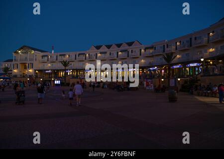 Kemah, Texas, USA - 21. Juni 2024: Nacht auf dem Kemah Boardwalk plaza. Stockfoto