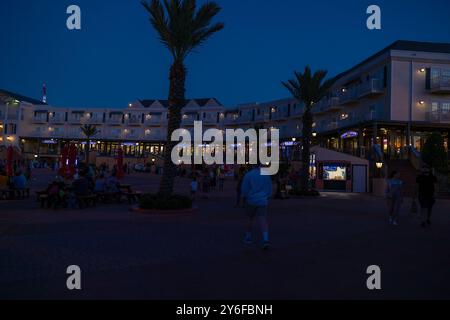 Kemah, Texas, USA - 21. Juni 2024: Nacht auf dem Kemah Boardwalk plaza. Stockfoto