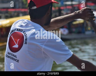 Srinagar, Indien. September 2024. Anhänger von Omar Abdullah, dem Führer der Jammu and Kashmir National Conference (JKNC), fahren mit Booten im Dal Lake, während sie am 22. September 2024 an einer Wahlkampfkundgebung in Srinagar teilnehmen, bevor die zweite Wahlphase während der Parlamentswahlen stattfindet. (Foto: Mubashir Hassan/Pacific Press/SIPA USA) Credit: SIPA USA/Alamy Live News Stockfoto