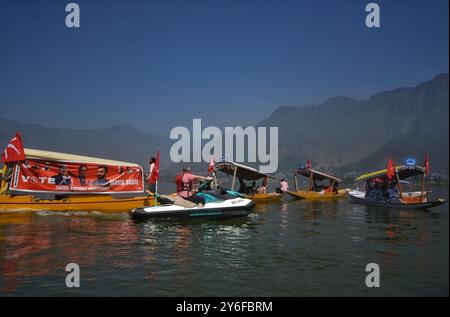 Srinagar, Indien. September 2024. Anhänger von Omar Abdullah, dem Führer der Jammu and Kashmir National Conference (JKNC), fahren mit Booten im Dal Lake, während sie am 22. September 2024 an einer Wahlkampfkundgebung in Srinagar teilnehmen, bevor die zweite Wahlphase während der Parlamentswahlen stattfindet. (Foto: Mubashir Hassan/Pacific Press/SIPA USA) Credit: SIPA USA/Alamy Live News Stockfoto