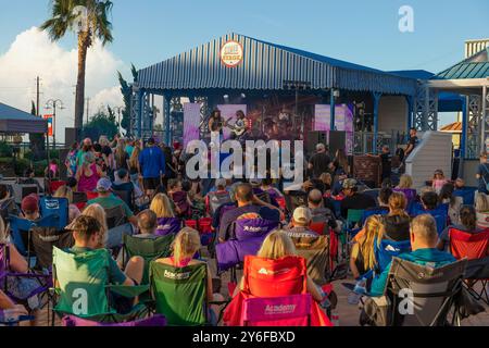 Kemah, Texas, USA - 21. Juni 2024: Unterhaltung auf der Plaza am Kemah Boardwalk. Stockfoto