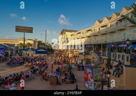 Kemah, Texas, USA - 21. Juni 2024: Unterhaltung auf der Plaza am Kemah Boardwalk. Stockfoto