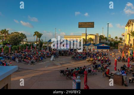 Kemah, Texas, USA - 21. Juni 2024: Unterhaltung auf der Plaza am Kemah Boardwalk. Stockfoto