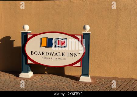 Kemah, Texas, USA - 21. Juni 2024: Schild zum Kemah Boardwalk in der Nähe eines Eingangs. Stockfoto