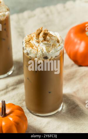 Kalter erfrischender Eiskürbis-Spice Latte mit Schlagsahne Stockfoto