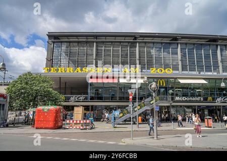 Terrassen am Zoo, McDonaldÂ s, Bahnhof Zoo, Charlottenburg, Berlin, Deutschland *** Terrassen am Zoo, McDonalds, Bahnhof Zoo, Charlottenburg, Berlin, Deutschland Stockfoto