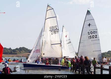 Das jährliche Round-the-Island-Rennen auf Mersea Island in Essex, 2024. Segelschiffe aller Art nehmen Teil, sie müssen über den Strood getragen werden. Stockfoto