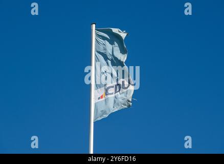 Fahne, Logo, CDU-Bundesgeschäftsstelle, Konrad-Adenauer-Haus, Klingelhöferstraße, Tiergarten, Mitte, Berlin, Deutschland *** Flagge, Logo, CDU-Bundesamt, Konrad Adenauer Haus, Klingelhöferstraße, Tiergarten, Mitte, Berlin, Deutschland Stockfoto