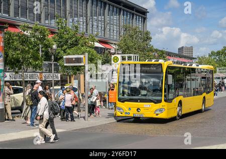 Bus 110, Bahnhof Zoo, Hardenbergplatz, Charlottenburg, Berlin, Deutschland *** Bus 110, Bahnhof Zoo, Hardenbergplatz, Charlottenburg, Berlin, Deutschland Stockfoto