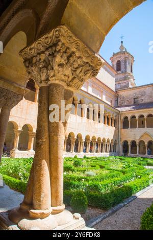 Spalte und Kapital im 11. Jahrhundert Kloster. Kloster Santo Domingo de Silos, Burgos Provinz Kastilien-Leon, Spanien. Stockfoto