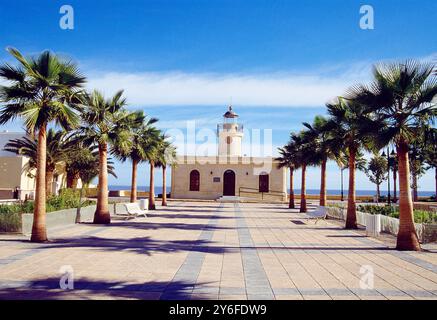 Promenade und Leuchtturm. Roquetas de Mar, Provinz Almeria, Andalusien, Spanien. Stockfoto