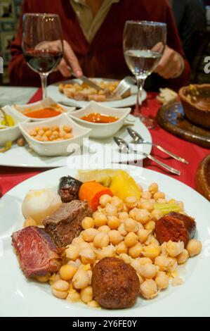 Cocido Madrileño servieren. Madrid, Spanien. Stockfoto