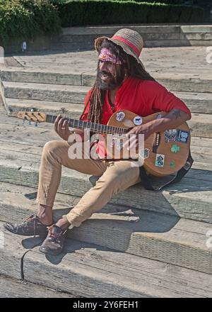 Straßensänger mit Gitarre auf dem Damm. Halifax, Nova Scotia, Kanada Stockfoto