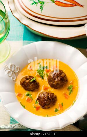 Karotten-Quenelles-Cremesuppe. Style Vintage. Selektiver Fokus Stockfoto