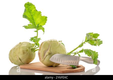 Zwei reife Kohlrabi mit hölzernem Küchenbrett und Messer, Makro, isoliert auf weißem Hintergrund. Stockfoto