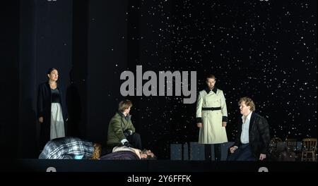 Olga trauert um Lenskys Körper – links Kristina Mkhitaryan (Tatyana) rechts Gordon Bintner (Eugene Onegin) in EUGENE ONEGIN an der Royal Opera, Cove Stockfoto