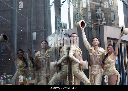 Edinburgh, Großbritannien. , . Die Besetzung Einer Chorus Line funkelt vor dem Festival Theatre in Edinburgh, bevor sie am Abend vom 24. Bis Samstag, 28. September auf die Bühne tanzt. Bild: Josh Kiernan-Ensemble, Rachel Jayne Picar, Connie Wong, Redmand Rance, Mike Costa Picture Credit: Pako Mera/Alamy Live News Stockfoto