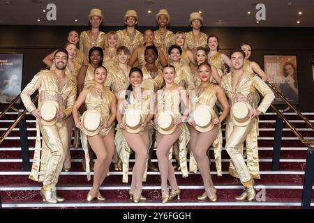 Edinburgh, Großbritannien. , . Die Besetzung Einer Chorus Line funkelt vor dem Festival Theatre in Edinburgh, bevor sie am Abend vom 24. Bis Samstag, 28. September auf die Bühne tanzt. Bild: Josh Kiernan-Ensemble, Rachel Jayne Picar, Connie Wong, Redmand Rance, Mike Costa Picture Credit: Pako Mera/Alamy Live News Stockfoto