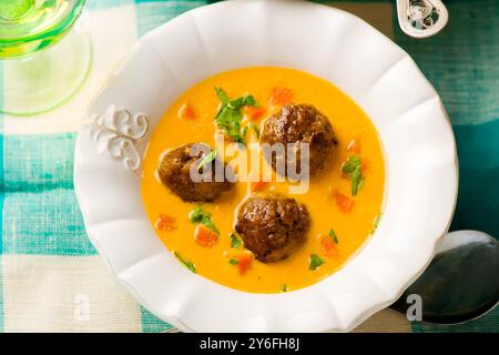 Karotten-Quenelles-Cremesuppe. Style Vintage. Selektiver Fokus Stockfoto