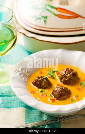 Karotten-Quenelles-Cremesuppe. Style Vintage. Selektiver Fokus Stockfoto