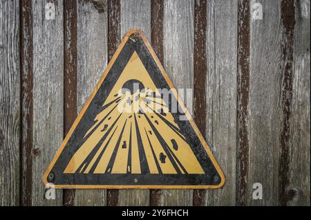 Sprengstoffschild an einer verwitterten Holztür. Stockfoto