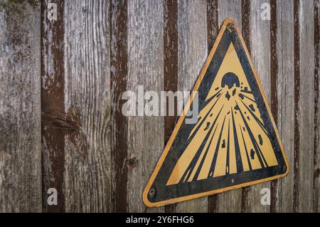 Sprengstoffschild an einer verwitterten Holztür. Stockfoto