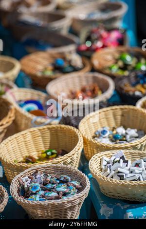 Abstraktes Bild von bunten touristischen Andenken und Souvenirs oder Schmuckstücken in Körben, die auf dem griechischen Markt auf der Ionischen Insel Zante oder Zakynthos verkauft werden Stockfoto