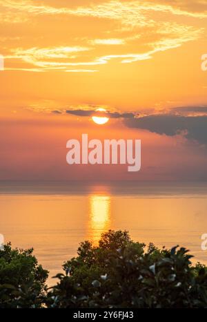 Sonnenuntergang oder Sonnenuntergang über dem Ionischen Meer in Agalas auf der griechischen Insel Zante oder Zakynthos Stockfoto