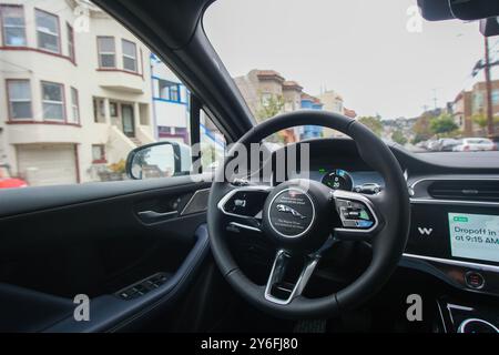 San Francisco, CA, USA - 16. September 2024 - Ein fahrerloses autonomes Waymo-Fahrzeug Stockfoto