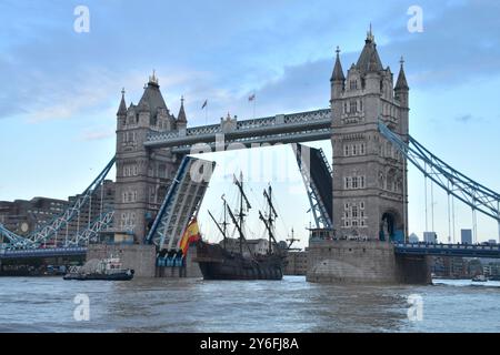 El Galeón Andalucía ist auf dem Bild zu sehen, wie Sie durch die Tower Bridge segeln. Die historisch genaue Nachbildung einer spanischen Galeone aus dem 16. Bis 17. Jahrhundert und wurde gestartet Stockfoto