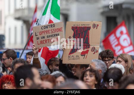 Mailand, Italien. September 2024. Presidio contro il DDL Sicurezza 'No alla repressione' con Cgil, Anpi, PD, AVS in Corso Monforte - Milano, Italia - Mercoledì, 25 Settembre 2024 (Foto Stefano Porta/LaPresse) Protest gegen das Sicherheitsgesetz 'No to Repression' mit CGIL, Anpi, PD, AVS in Corso Monforte - Mailand, Italien - Mittwoch, 25. September 2024 (Foto Stefano Porta/Laamy Presse) Stockfoto