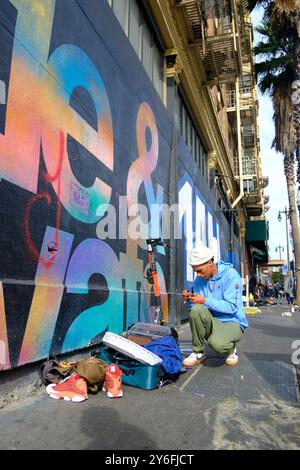 San Francisco, CA, USA - 16. September 2024 - Obdachloser, der Drogen auf der Straße nimmt Stockfoto