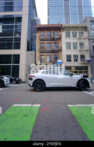 San Francisco, CA, USA - 16. September 2024 - Ein fahrerloses autonomes Waymo-Fahrzeug Stockfoto