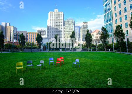 Bunte Stühle in einem Garten auf dem Gras Stockfoto