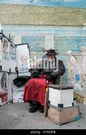 San Francisco, CA, USA - 16. September 2024 - Ein Straßenkünstler wartet auf Kunden Stockfoto