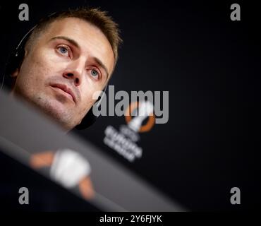 AMSTERDAM: Torhüter Mert Gunok aus Besiktas während einer Pressekonferenz in der Johan Cruyff Arena vor dem Spiel der Europa League gegen Ajax. Van Bronckhorst steht seit dieser Saison an der Spitze des türkischen Top-Clubs. ANP KOEN VAN WEEL Stockfoto