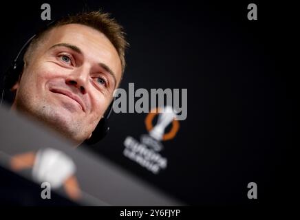 AMSTERDAM: Torhüter Mert Gunok aus Besiktas während einer Pressekonferenz in der Johan Cruyff Arena vor dem Spiel der Europa League gegen Ajax. Van Bronckhorst steht seit dieser Saison an der Spitze des türkischen Top-Clubs. ANP KOEN VAN WEEL Stockfoto