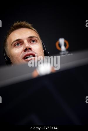 AMSTERDAM: Torhüter Mert Gunok aus Besiktas während einer Pressekonferenz in der Johan Cruyff Arena vor dem Spiel der Europa League gegen Ajax. Van Bronckhorst steht seit dieser Saison an der Spitze des türkischen Top-Clubs. ANP KOEN VAN WEEL Stockfoto