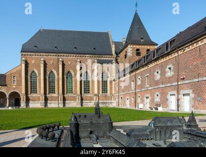 Außenhof und Barockkirche von Alden Biesen, Wasserschloss aus dem 16. Jahrhundert in Rijkhoven, Bilzen, Provinz Limburg, Flandern, Belgien Stockfoto