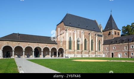 Außenhof, Arkade und Barockkirche der Kommandierei Alden Biesen, Burg aus dem 16. Jahrhundert in Rijkhoven, Bilzen, Provinz Limburg, Flandern, Belgien Stockfoto